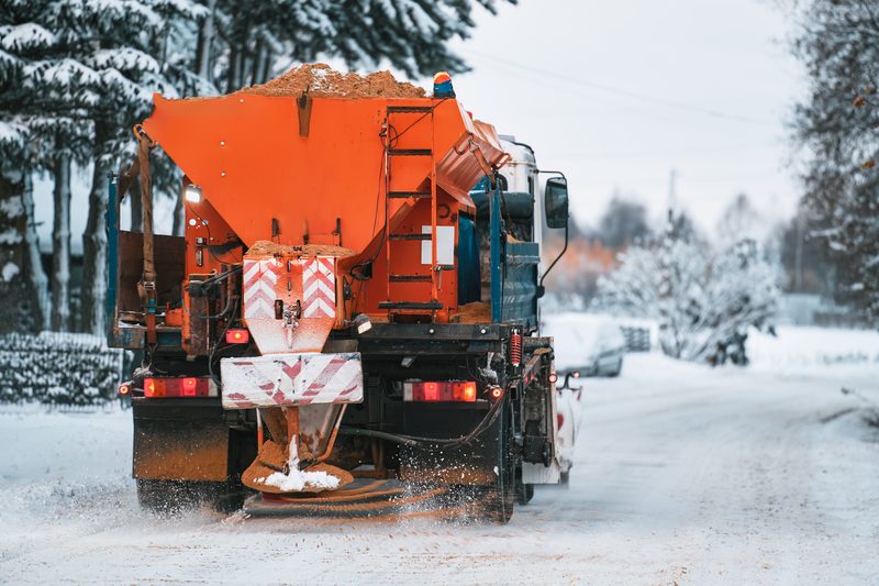 Streufahrzeug im Winterdienst